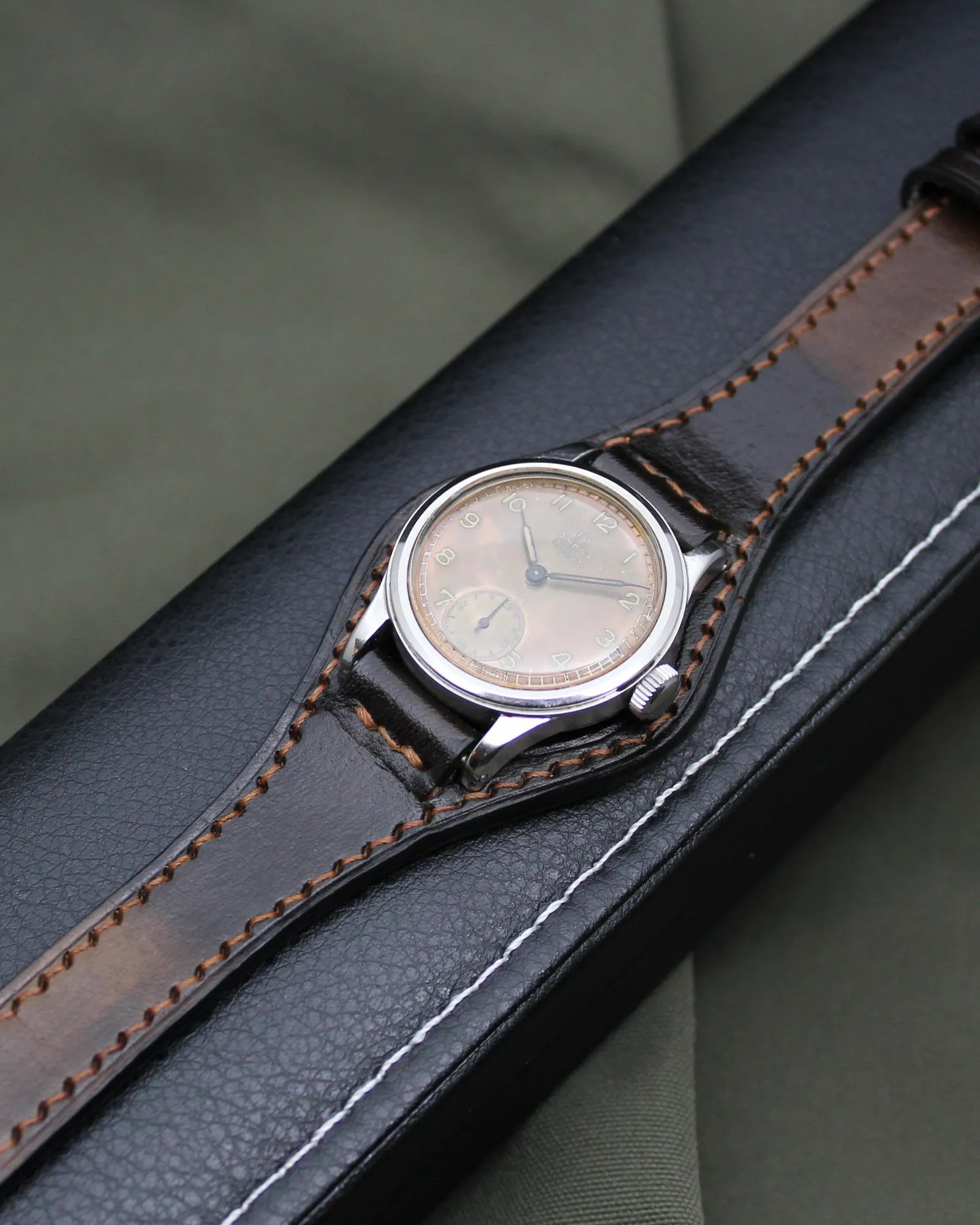 Omega Officer Military 'Tropical' - Ref.2299 - Cal.26.5 - (1943)