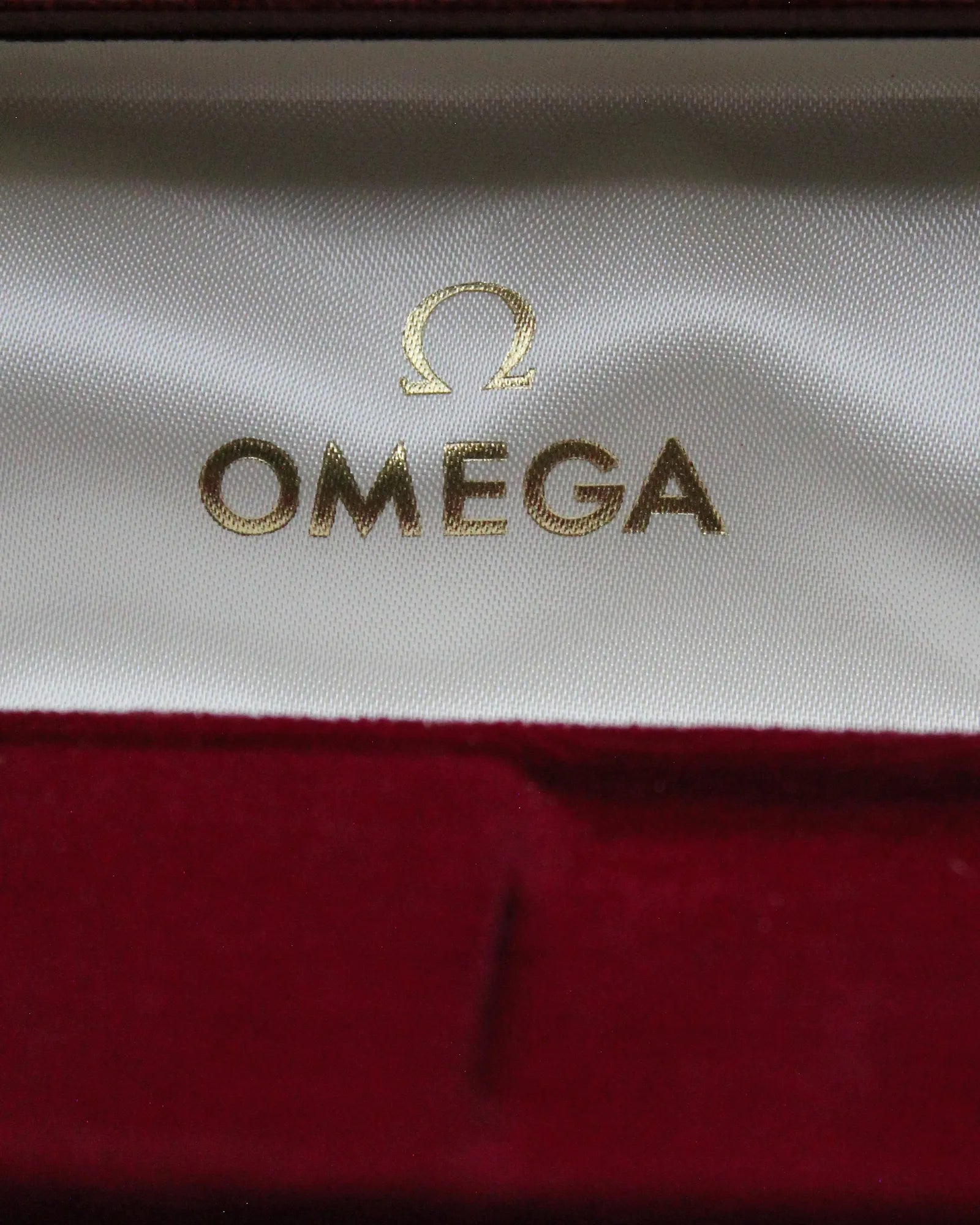Vintage Omega Red Slim Textured Dress Watch Box - Ref.MR6-286 - (ca. 1960s - 1970s)